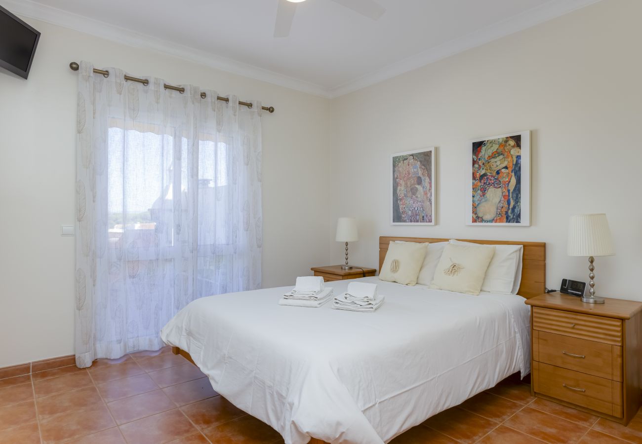 Apartment in Porches - Casa Milagre